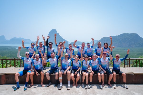 Glückliche Kunden auf einer Radtour von Siam Bike Tours. Radtouren in Thailand und Phuket.